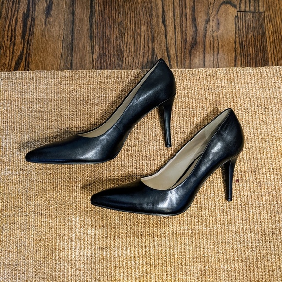 Nine West Black Leather Pointed Toe Pump - Picture 3 of 6